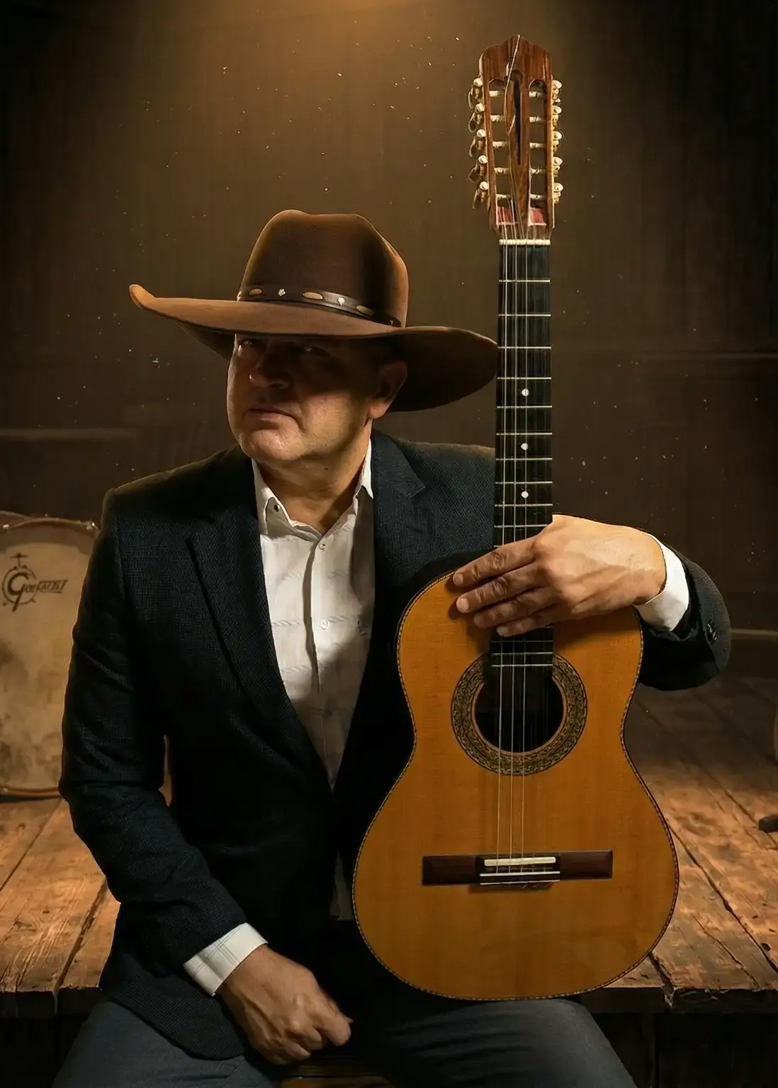 Professor Paulo Tavares com viola caipira